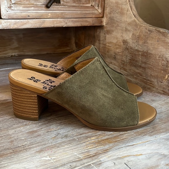 Tara M. Shoes - NWOT Tara M olive leather block heel mules size 6